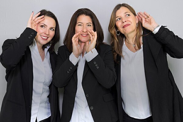die drei Gründerinnen der Patientenstimme: Sylvia Leitenbauer, Eva Brosch und Claudia Werners. Sie halten die Hände symbolhaft ans Gesicht, um zu zeigen: wir hören zu, wir sehen zu, und wir sprechen mit euch